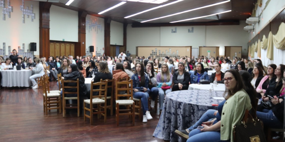 Profissionais da Educação da Rede Municipal de Ensino recebem palestra do atleta Jakson Follmann