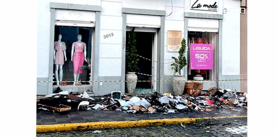 Prédio histórico da Buarque pega fogo na madrugada