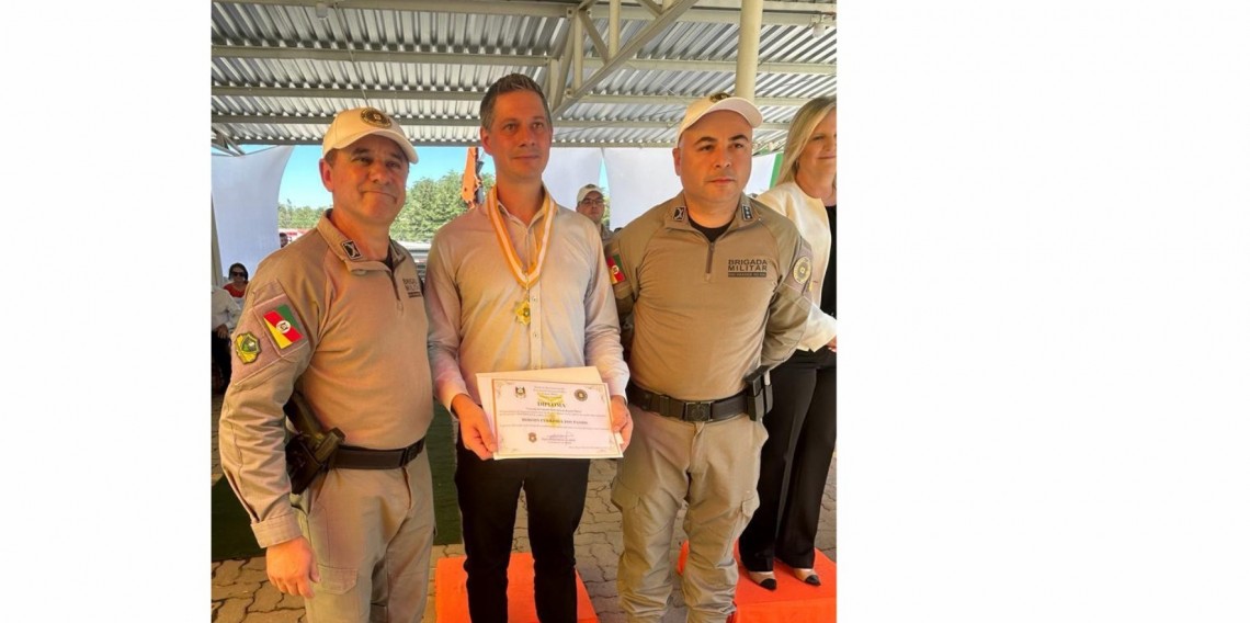 Secretário de Segurança recebe comenda do 3° Batalhão Rodoviário da Brigada Militar