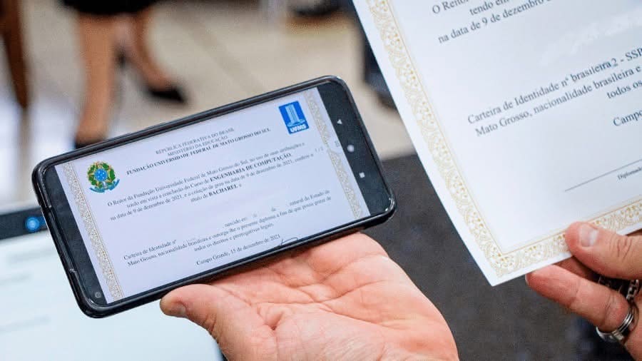 Diplomas de graduação deixam de ser impressos e passam a ser emitidos em formato digital a partir de julho de 2025. Medida vale para universidades públicas e privadas de todo o país. - Créditos: Divulgação