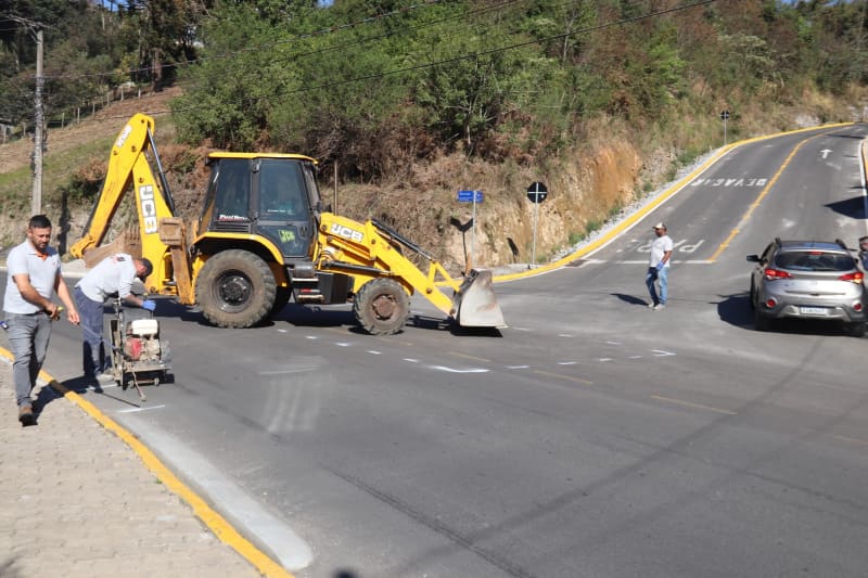 Equipe da Secretaria de Obras trabalha na instalação de dreno para melhorar a drenagem e aumentar a durabilidade do asfalto no cruzamento das ruas 14 de Julho e Alencar Araripe - Créditos: Márcio Schinoff