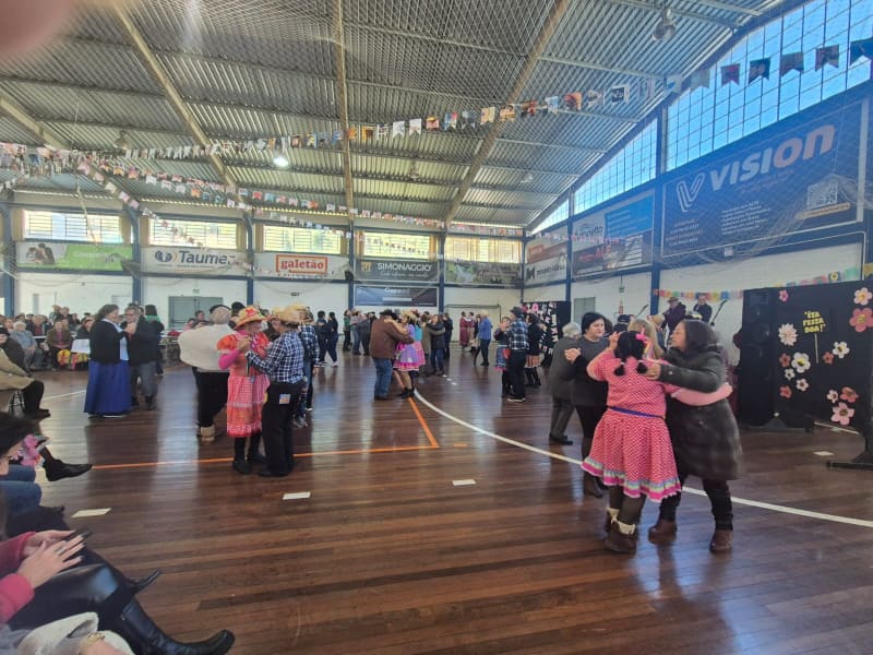 A programação foi marcada por momentos de confraternização e
diversão, com destaque para o tradicional casamento caipira e um animado baile ao som da Banda Stringuini - Créditos: Divulgação/Centro de Convivência de Idosos