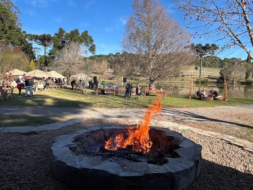 Novidade no Enoturismo da Serra Gaúcha - Casa do Fogo amplia conexão entre vinho, gastronomia e natureza na Vinícola Madre Terra - Créditos: Divulgação