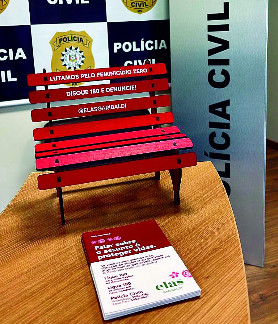 Campanha dos Bancos Vermelhos marca luta contra o feminicídio em Garibaldi - Créditos: Divulgação