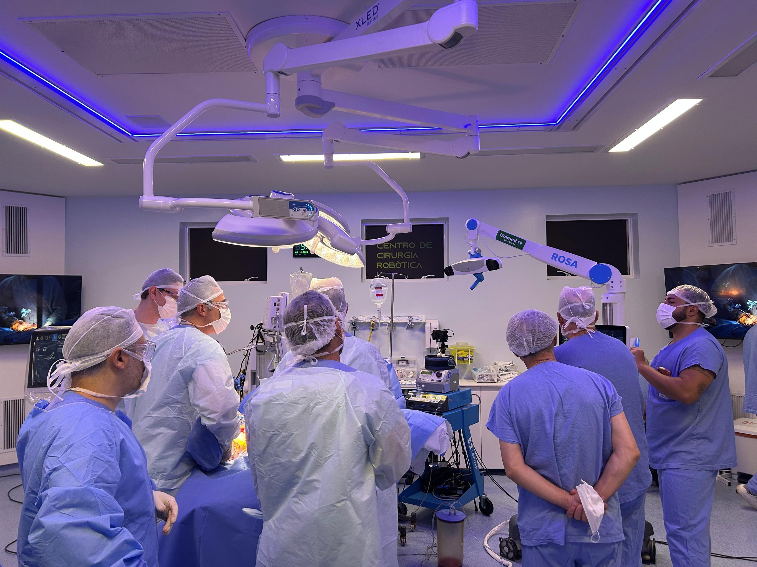Robô Rosa é o primeiro da região destinado a cirurgias de prótese de quadril e joelho. Entre as vantagens da tecnologia está maior precisão no posicionamento dos implantes e em cortes ósseos. - Créditos: Manuela Balzan/Unimed Serra Gaúcha, divulgação