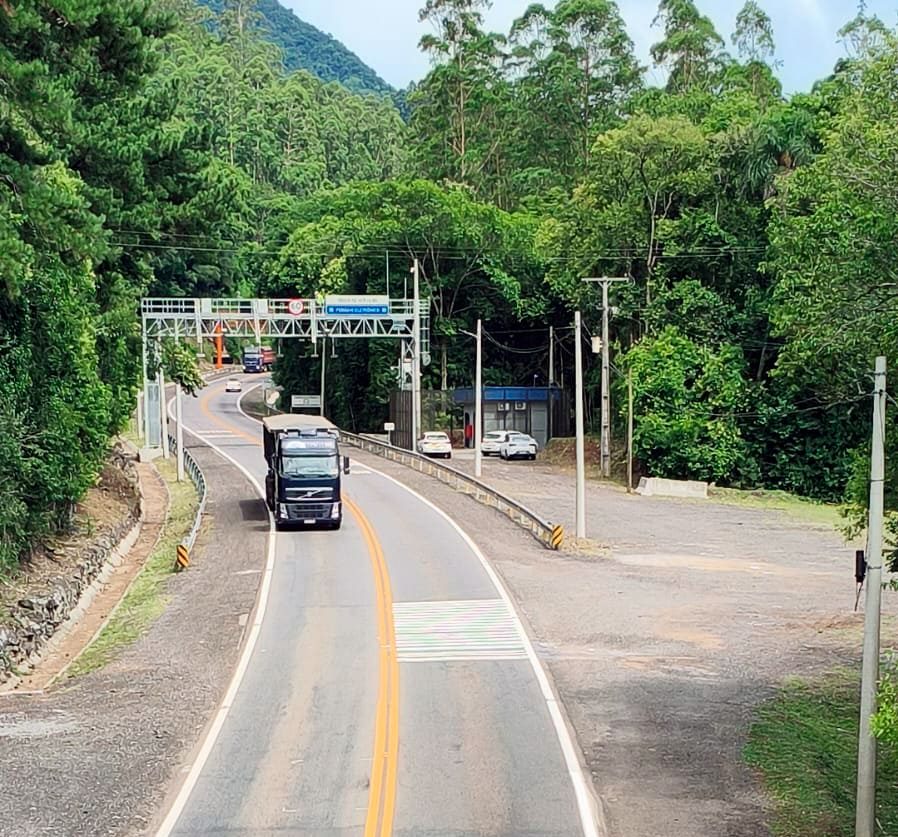 CSG testa novas tintas de sinalização na ERS-446 em Carlos Barbosa para ampliar segurança viária