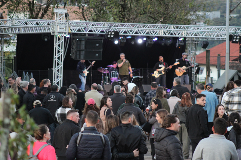 Festival do Moscatel e do Espumante reúne público em noite de celebração em Garibaldi