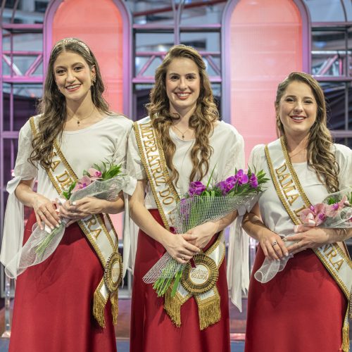 Alana Foresti é a imperatriz dos 60 anos da Fenavinho