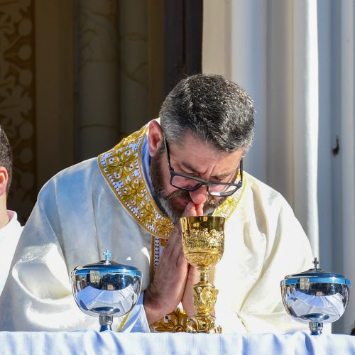 Paróquia São Pedro celebra a Solenidade de Corpus Christi com a tradicional confecção dos tapetes