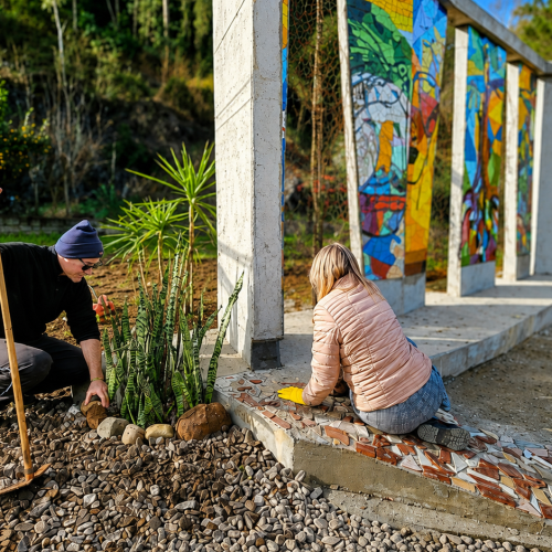 ‘Memórias em Mosaico’ transforma fragmentos da tragédia climática em marco histórico no distrito de Tuiuty, em Bento Gonçalves